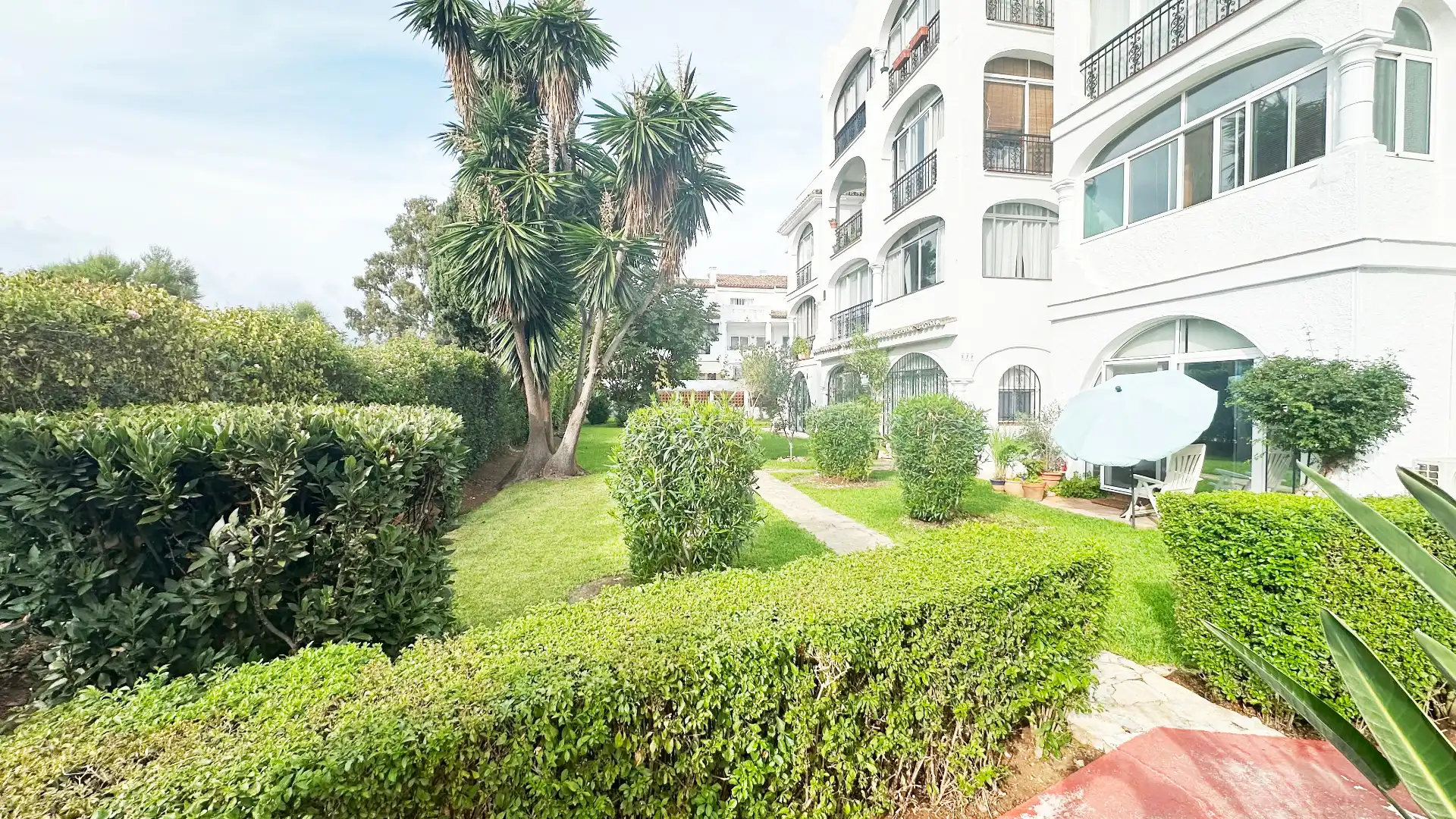 Vista exterior de Apartament en venda en Estepona amb Terrassa i Piscina comunitària
