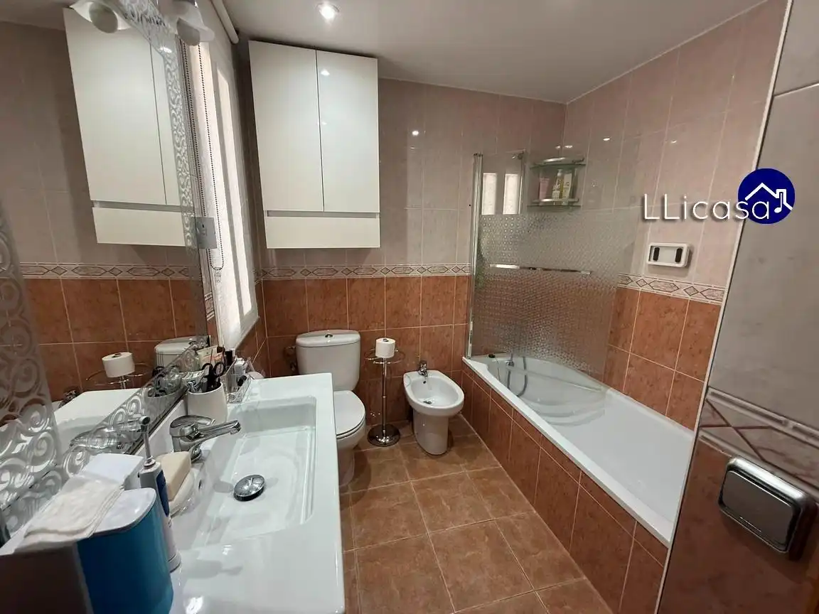 Baño de Casa adosada en venta en La Pobla de Vallbona con Aire acondicionado, Jardín privado y Terraza