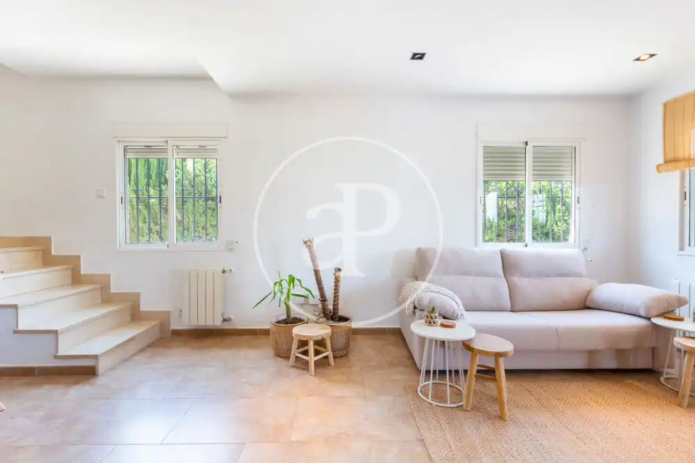 Sala d'estar de Casa o xalet en venda en La Pobla de Vallbona amb Aire condicionat, Calefacció i Jardí privat