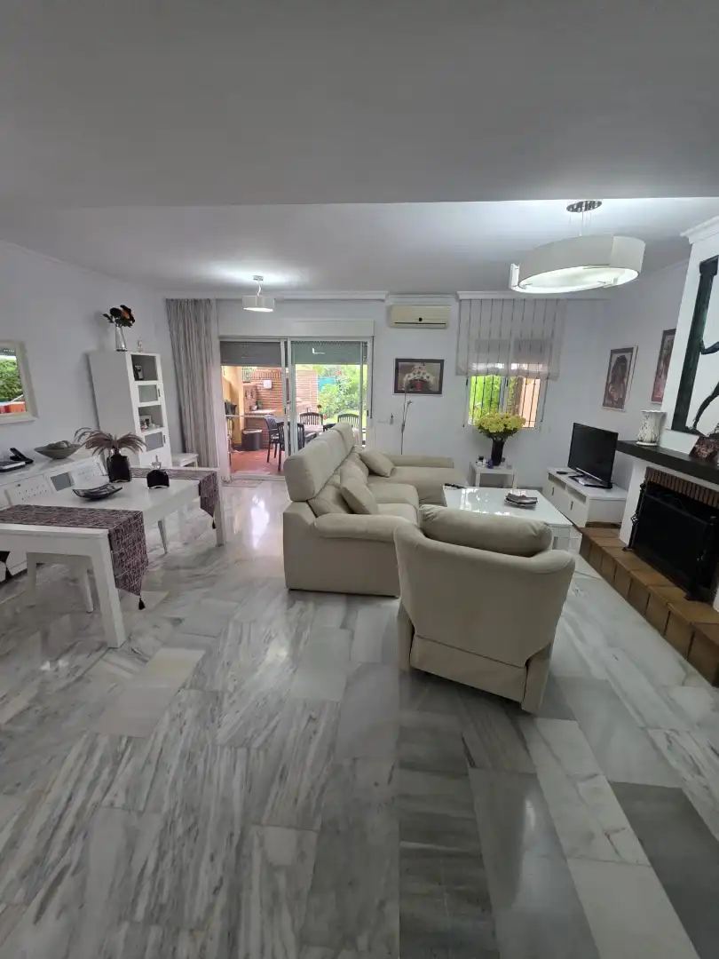 Sala d'estar de Casa adosada de lloguer en Marbella amb Aire condicionat, Calefacció i Jardí privat