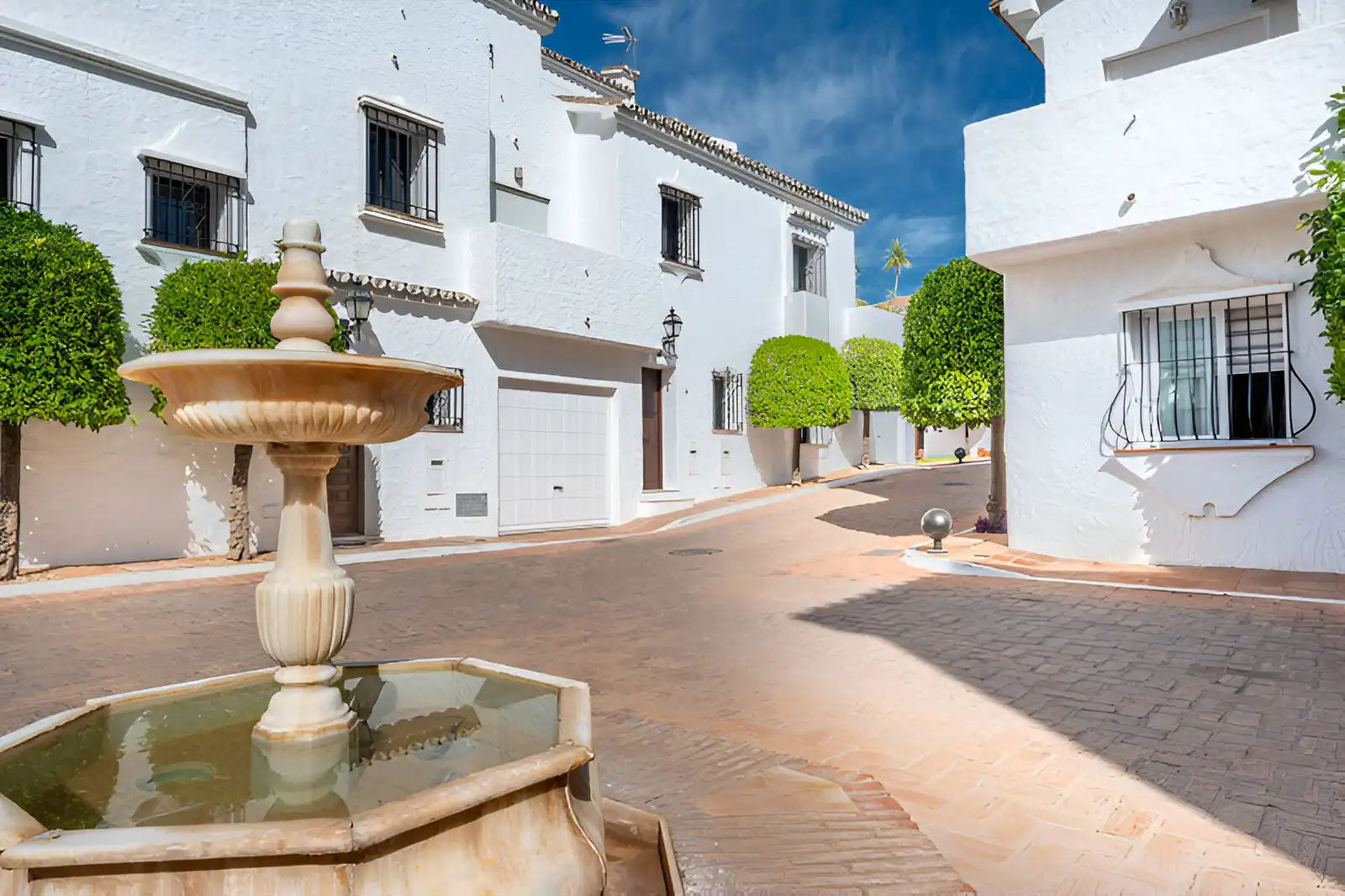 Vista exterior de Casa adosada en venda en Marbella amb Calefacció, Terrassa i Piscina