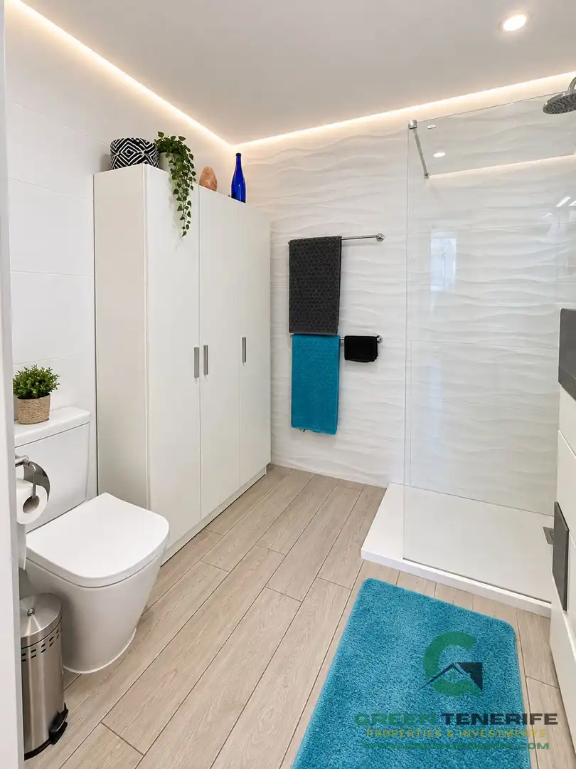 Baño de Piso en venta en Adeje con Aire acondicionado, Terraza y Piscina
