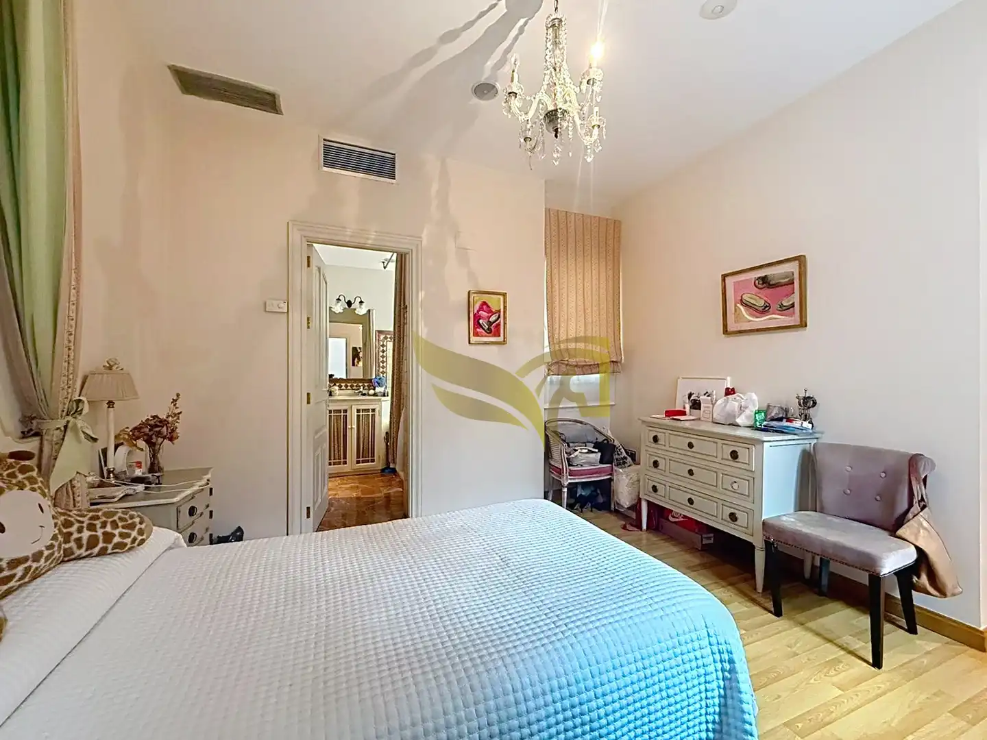 Schlafzimmer von Einfamilien-Reihenhaus zum Verkauf in Sevilla mit Klimaanlage, Heizung und Privatgarten