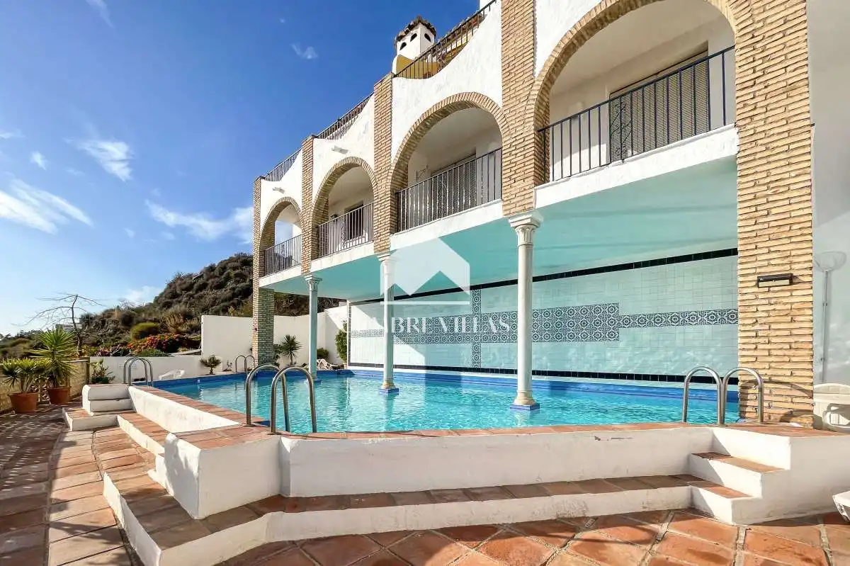 Vista exterior de Casa o xalet en venda en Salobreña amb Terrassa, Internet i Piscina comunitària