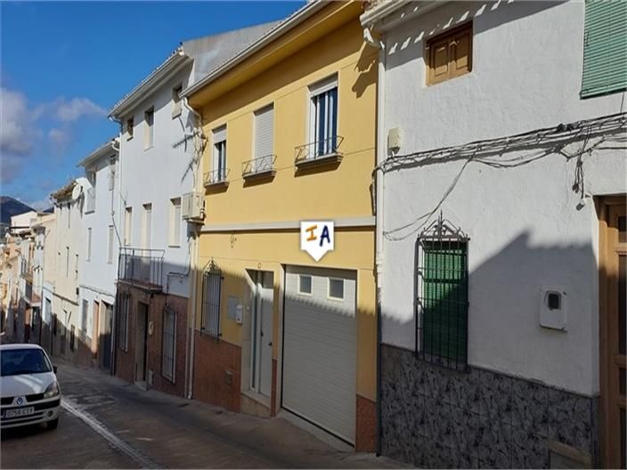 Vista exterior de Casa adosada en venda en Castillo de Locubín amb Aire condicionat