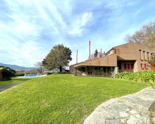 Vista exterior de Casa o xalet en venda en Leioa amb Terrassa, Piscina i Balcó