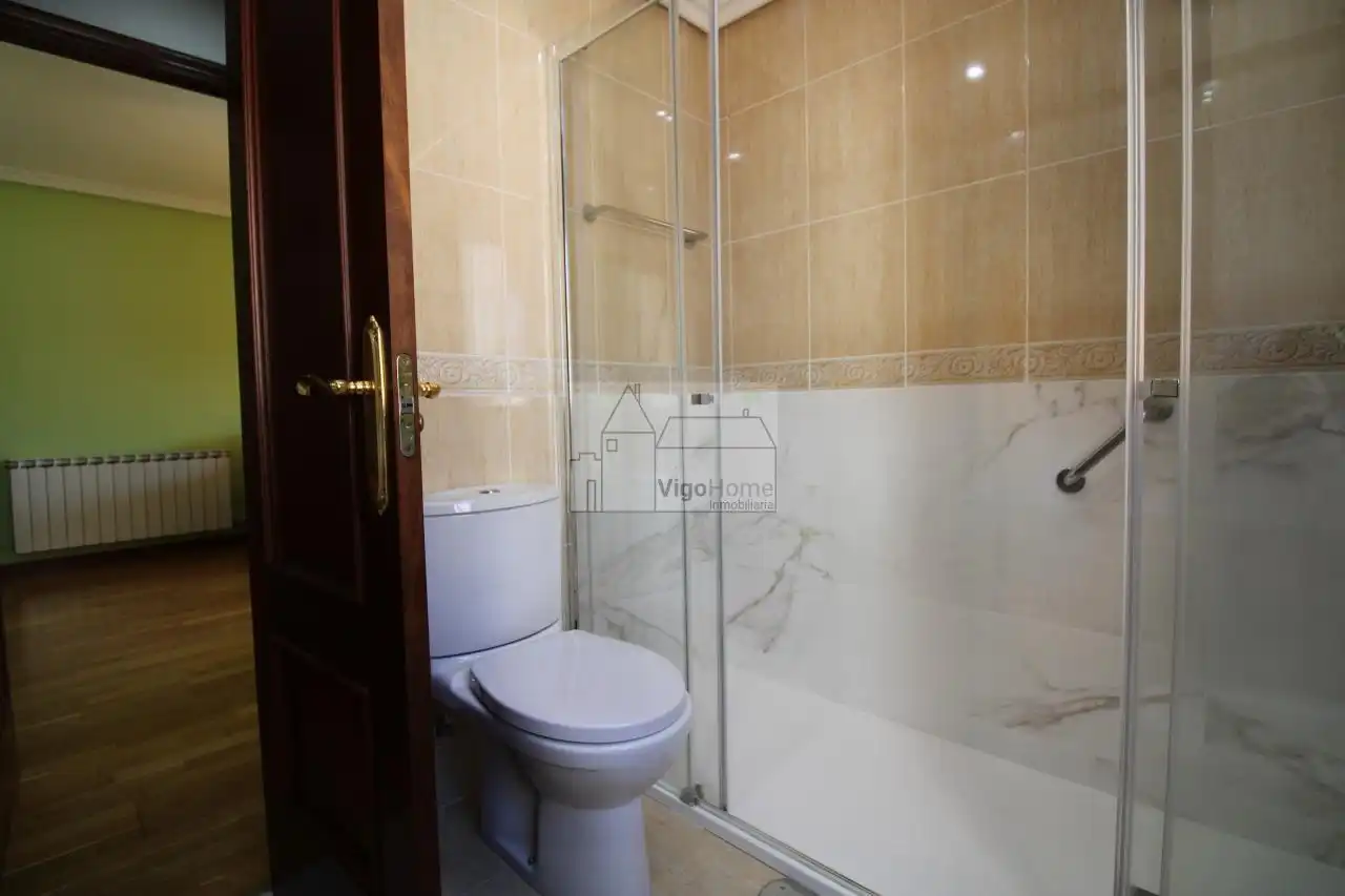 Bathroom of Flat for rent in Vigo   with Heating, Storage room and Furnished