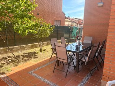 Casa pareada con jardín en venta en Villa del Prado