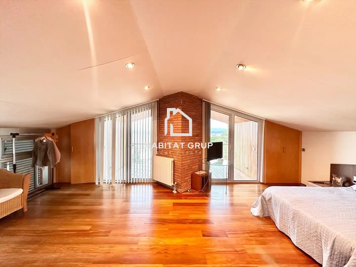 Sala de estar de Casa o chalet en venta en Girona con Aire acondicionado, Calefacción y Jardín privado