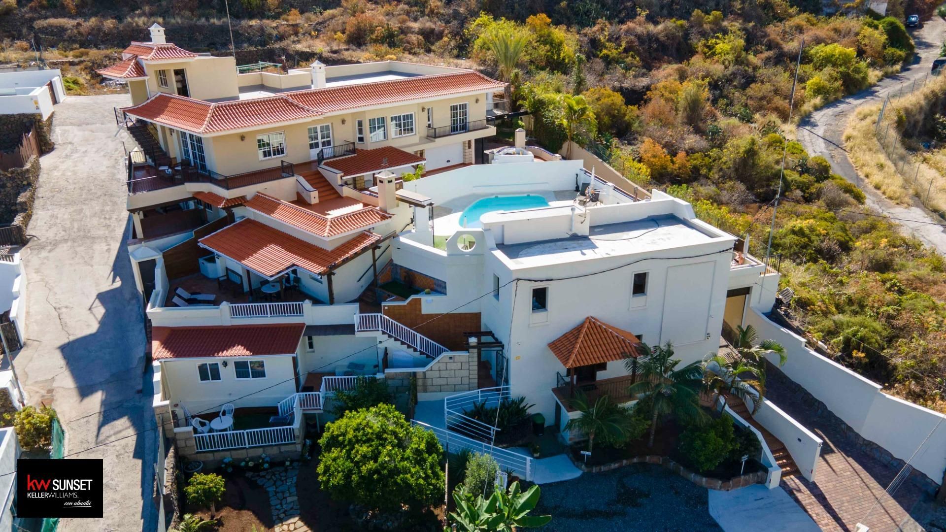 Vista exterior de Casa o xalet en venda en Icod de los Vinos amb Traster, Piscina i Balcó