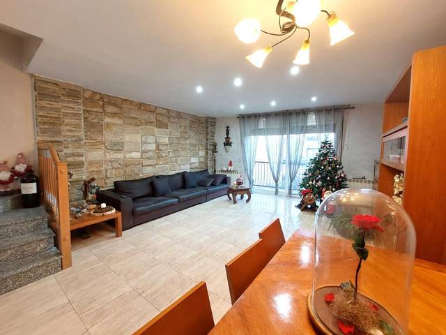 Casa adosada en Venta en Abrera