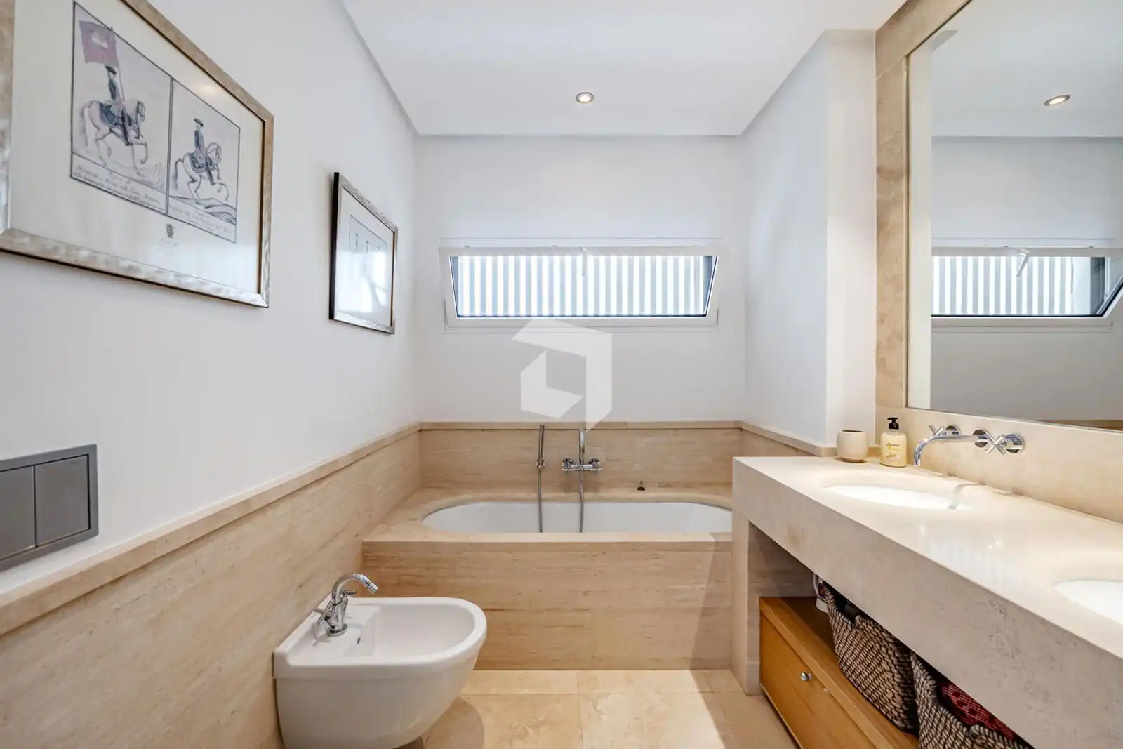 Bathroom of Attic for sale in Madrid  with Air Conditioner, Heating and Parquet flooring