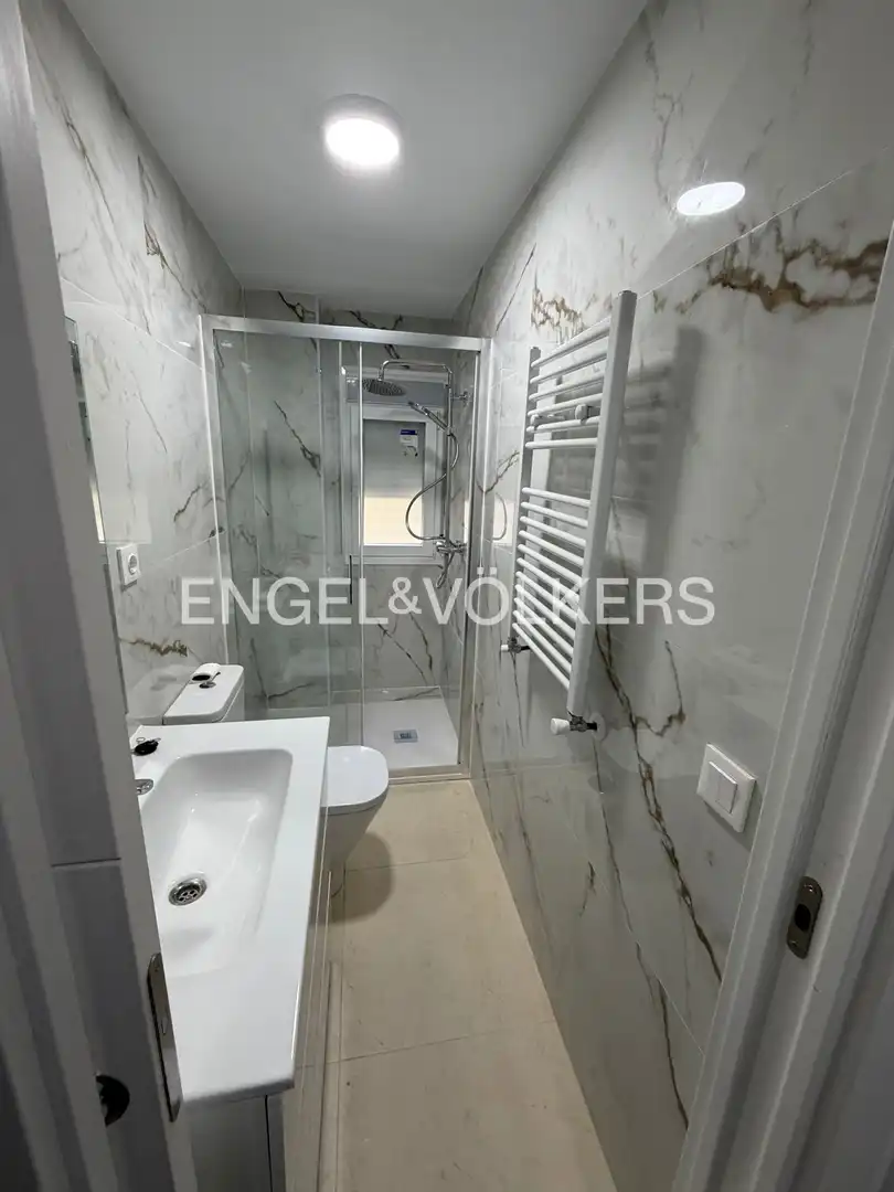 Bany de Apartament en venda en Madrid amb Calefacció i Moblat