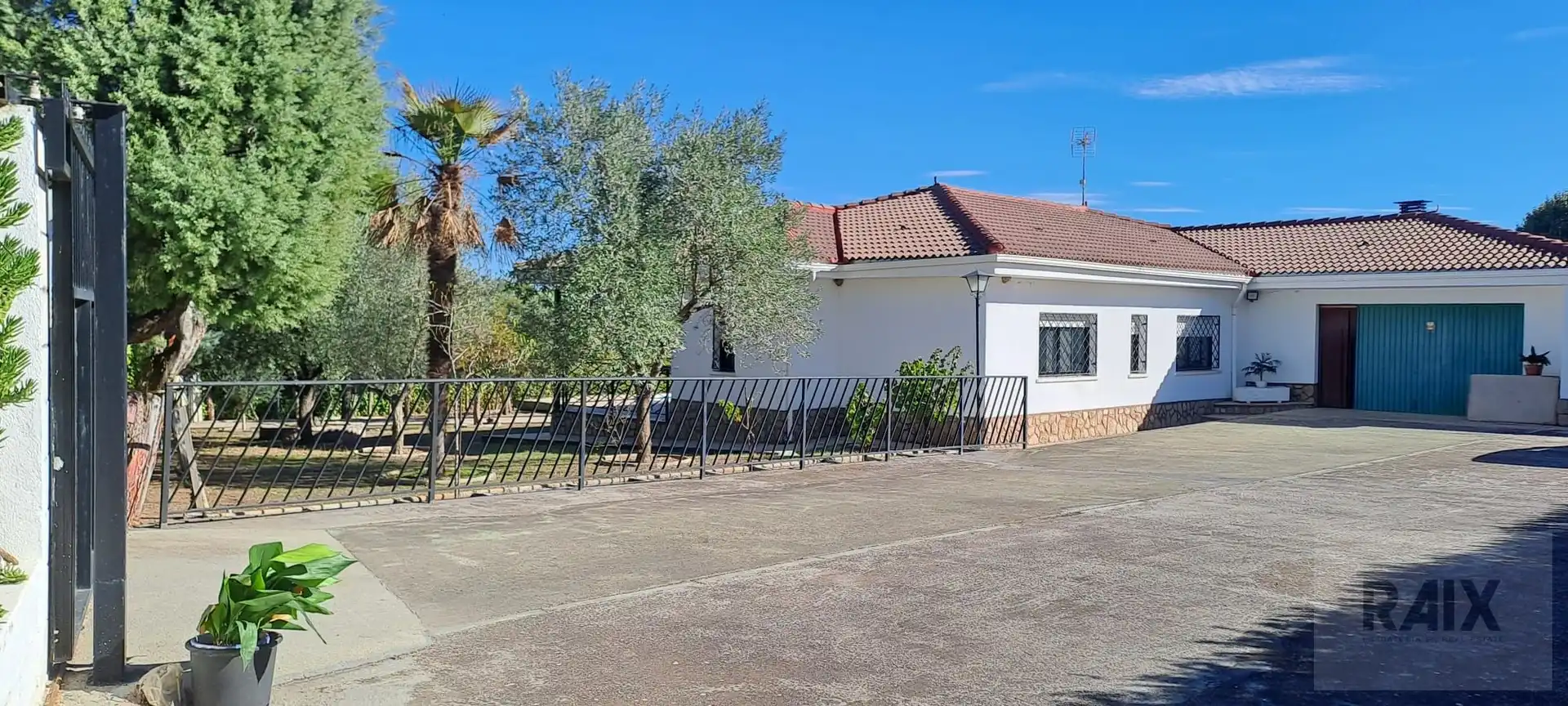 Exterior view of Houses for sale in Colmenar de Oreja, Madrid