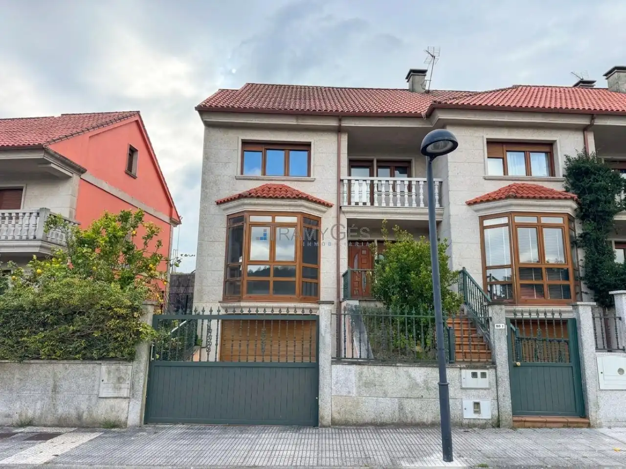 Vista exterior de Casa adosada en venta en Vilagarcía de Arousa con Calefacción, Jardín privado y Terraza