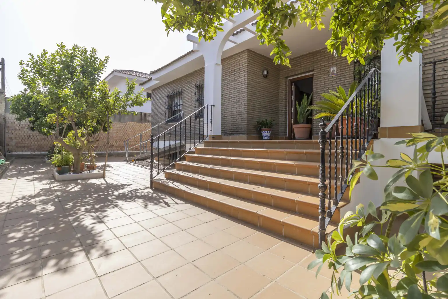 Vista exterior de Casa o xalet en venda en Gines amb Aire condicionat, Terrassa i Traster
