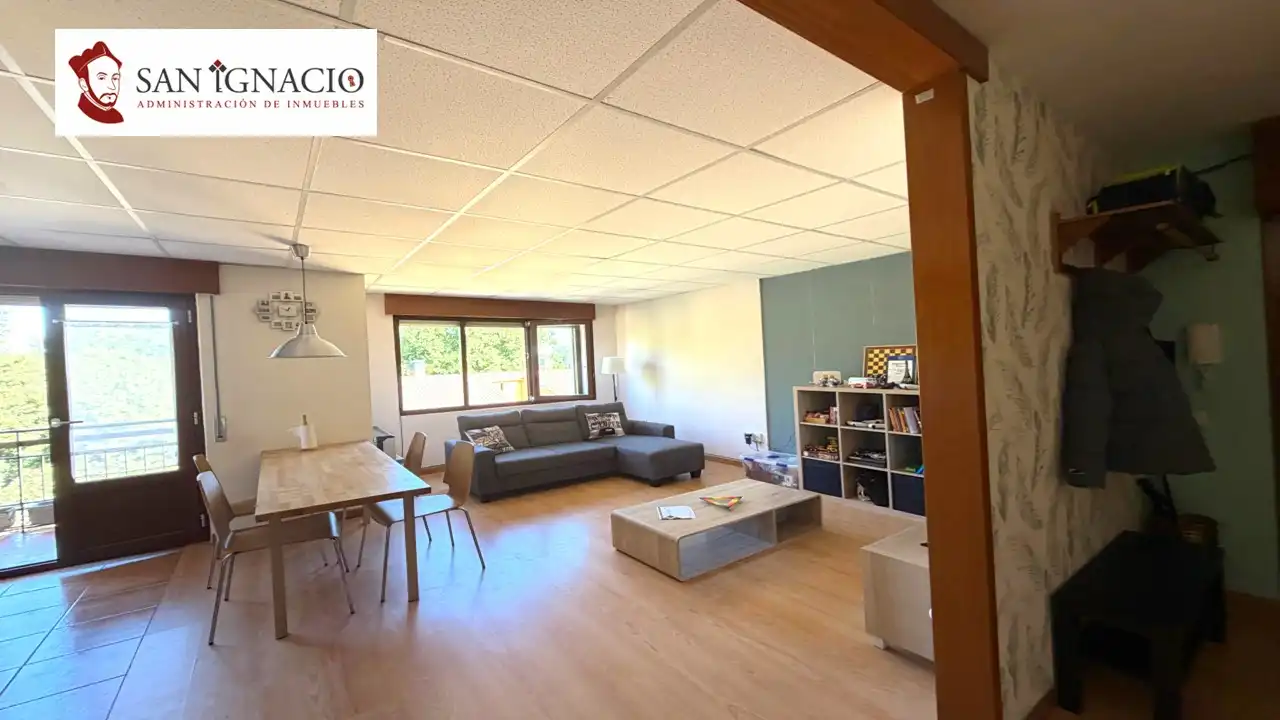 Sala d'estar de Pis en venda en Villarcayo de Merindad de Castilla la Vieja amb Calefacció, Moblat i Balcó