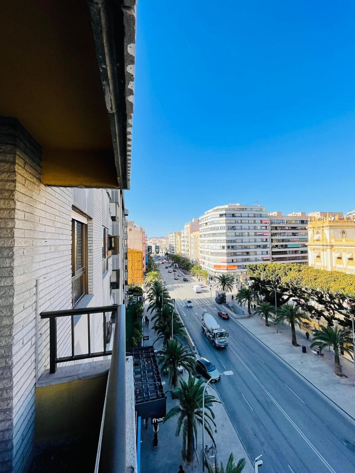 Außenansicht von Wohnung zur Miete in Alicante / Alacant mit Klimaanlage, Terrasse und Möbliert