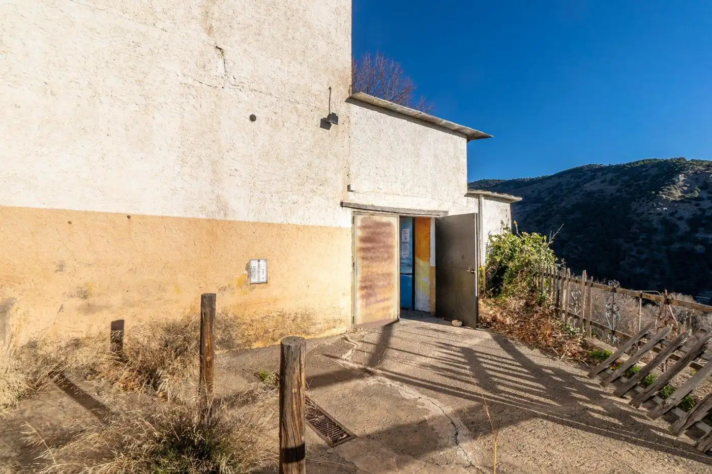 Vista exterior de Edificio en venta en Bérchules