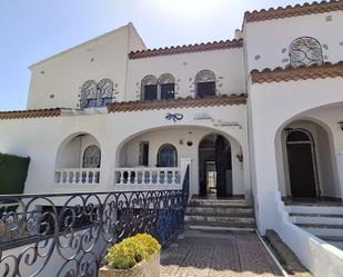 Vista exterior de Casa adosada en venda en Mont-roig del Camp amb Terrassa