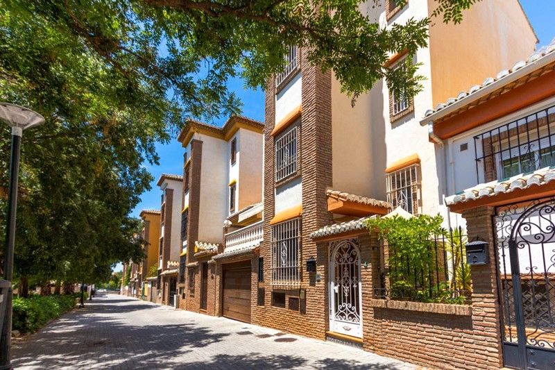Vista exterior de Casa adosada en venda en  Granada Capital amb Calefacció, Terrassa i Balcó
