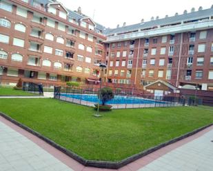 Piscina de Dúplex de lloguer en Castro-Urdiales amb Moblat