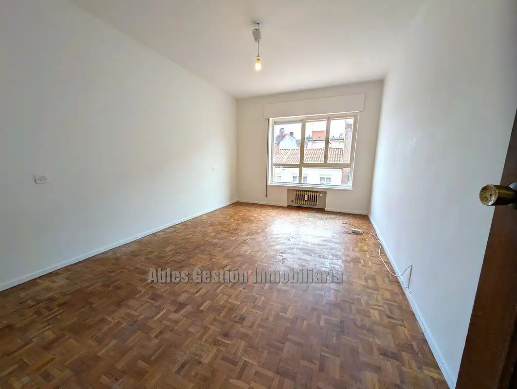 Habitación de Piso en venta en Oviedo  con Calefacción, Parquet y Terraza