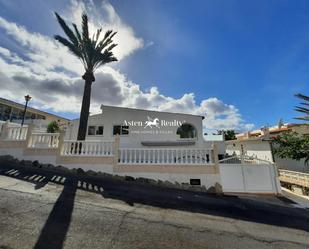 Vista exterior de Casa o xalet en venda en Arona amb Aire condicionat, Terrassa i Piscina