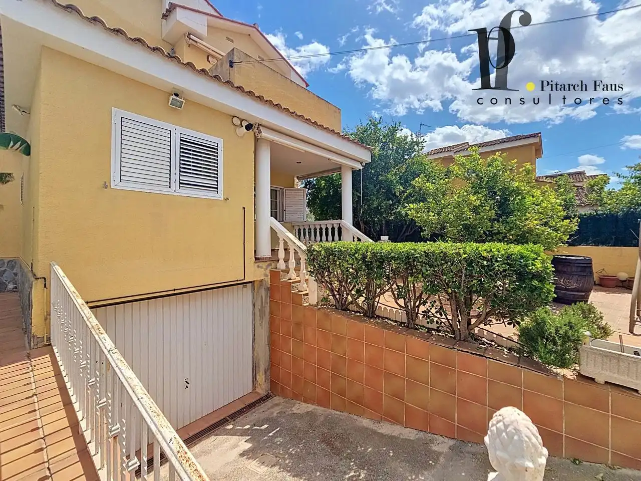 Vista exterior de Casa o chalet en venta en La Pobla de Vallbona con Aire acondicionado, Calefacción y Jardín privado