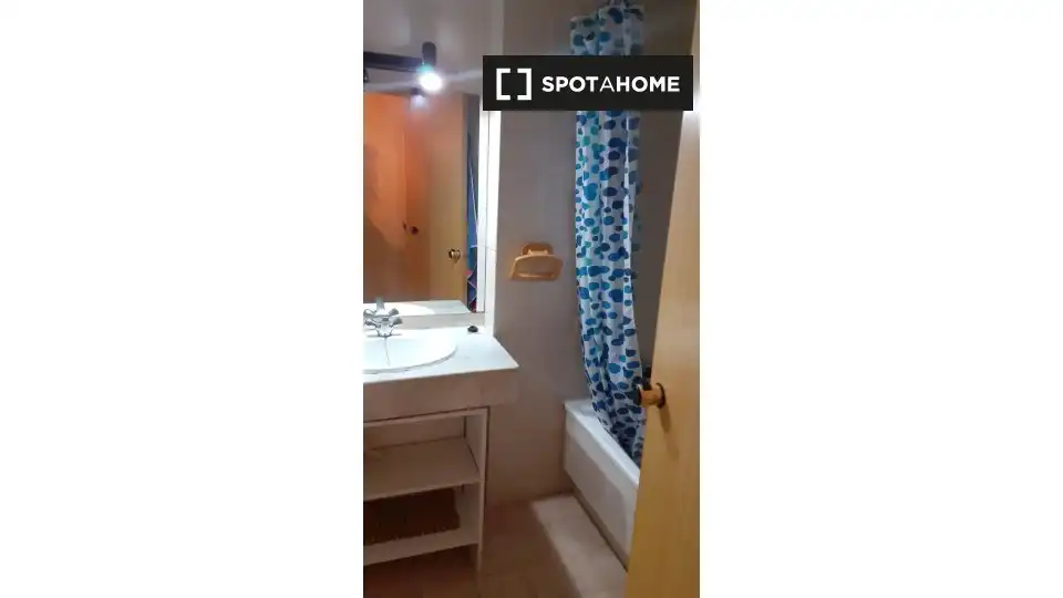 Baño de Piso para compartir en Leganés con Aire acondicionado, Calefacción y Amueblado