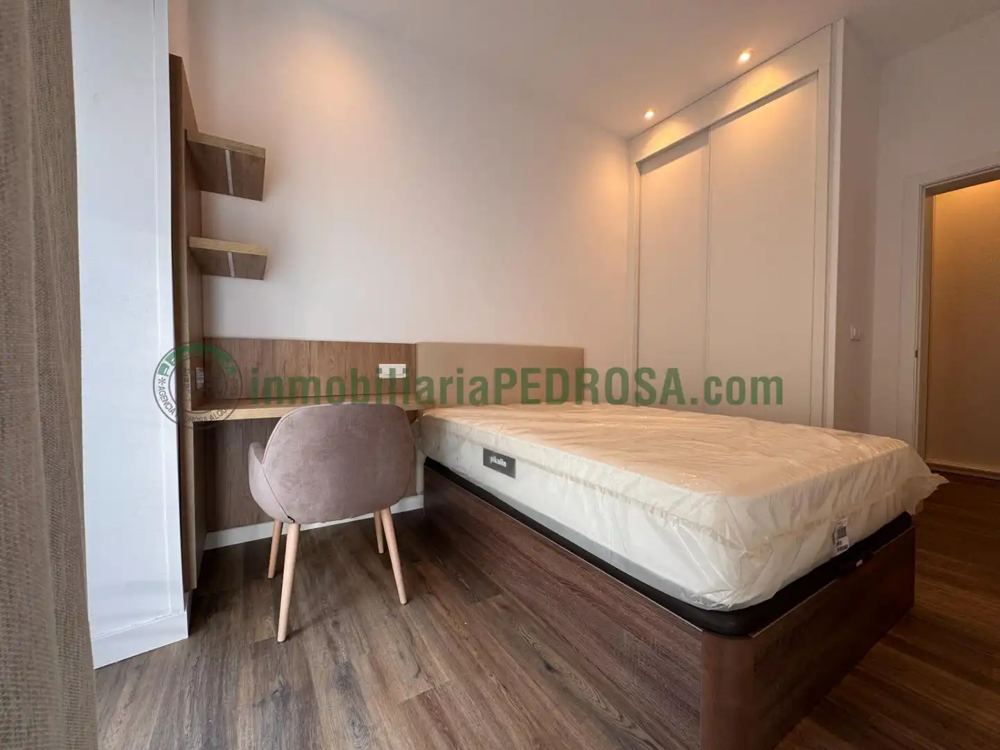 Habitación de Piso de alquiler en Pontevedra Capital  con Calefacción y Balcón