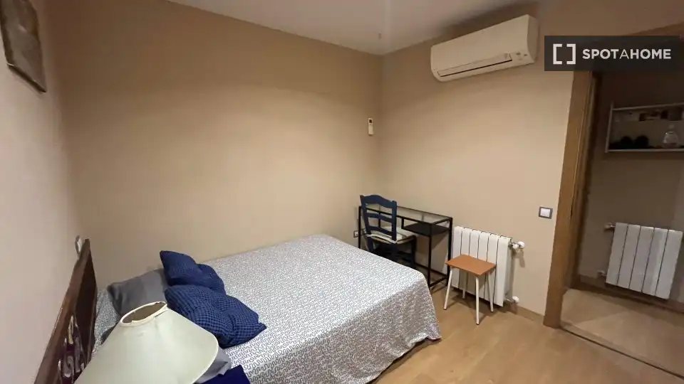 Dormitori de Apartament per a compartir en Madrid amb Aire condicionat, Calefacció i Terrassa