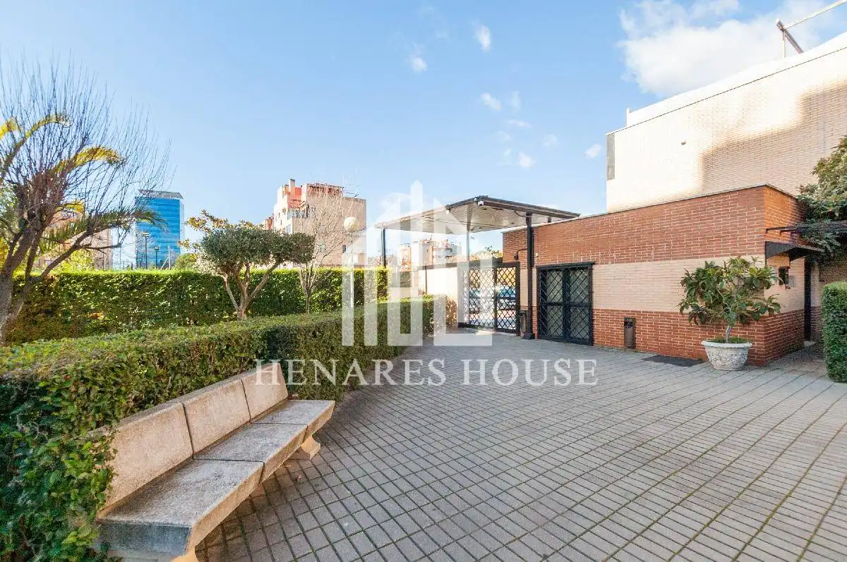 Vista exterior de Àtic en venda en Alcalá de Henares amb Aire condicionat, Calefacció i Jardí privat