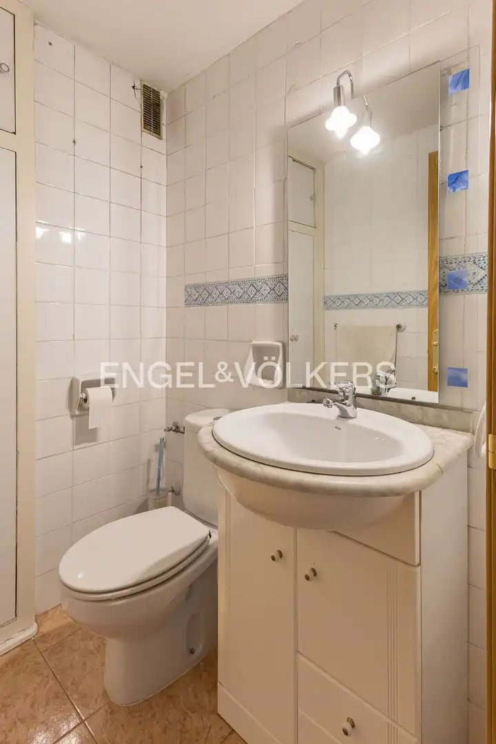Bathroom of Flat for sale in Madrid  with Air Conditioner, Heating and Terrace