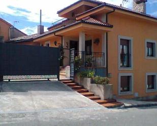 Vista exterior de Casa o xalet en venda en Siero amb Terrassa i Piscina