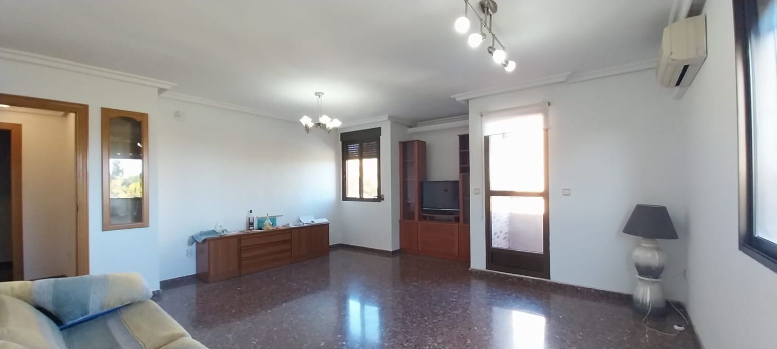 Sala d'estar de Pis de lloguer en Aldaia amb Aire condicionat i Balcó