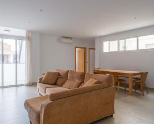 Sala d'estar de Pis de lloguer en Las Palmas de Gran Canaria amb Aire condicionat, Moblat i Balcó