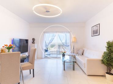 Flat with balcony to rent in Pl. d'Hondures