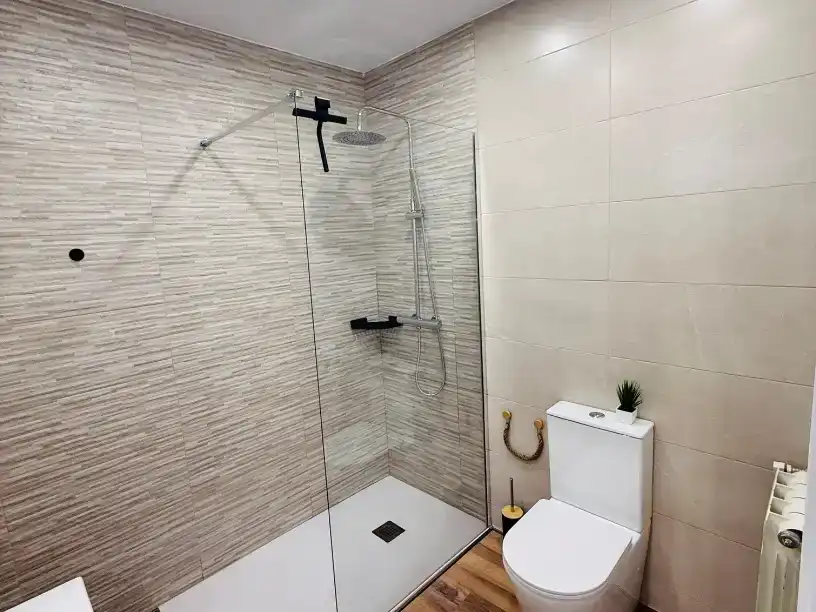 Badezimmer von Wohnung zur Miete in Zaragoza mit Parkett, Möbliert und Balkon