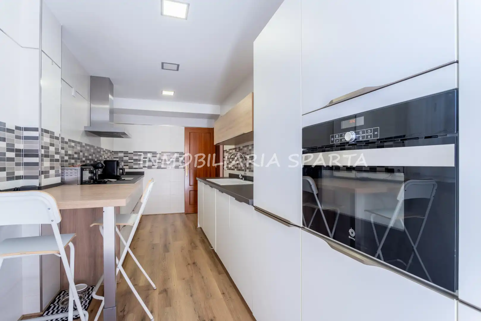 Cocina de Casa adosada en venta en Villanueva del Ariscal con Aire acondicionado, Calefacción y Jardín privado