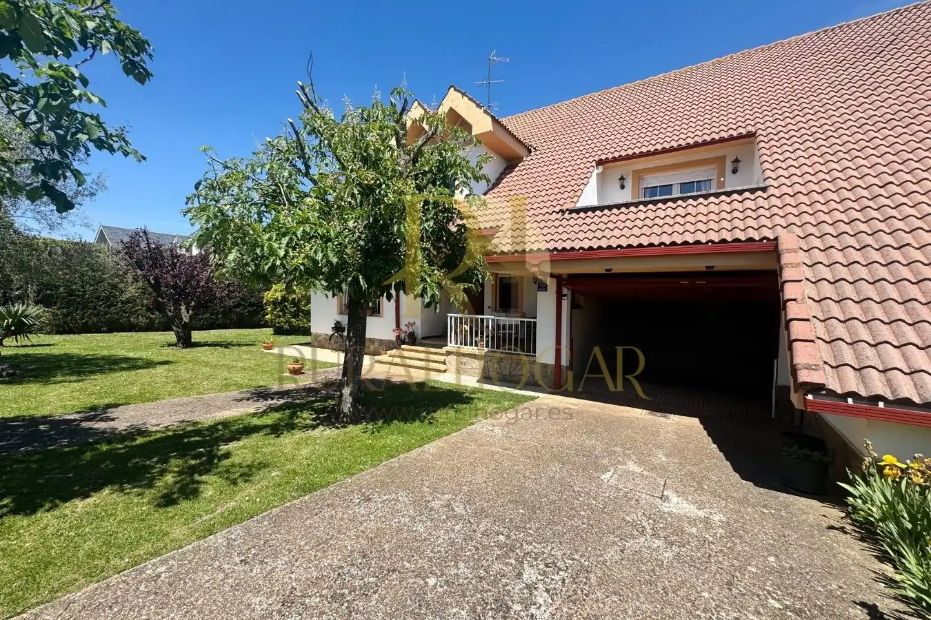 Vista exterior de Casa o chalet en venta en Santovenia de la Valdoncina con Calefacción, Jardín privado y Parquet