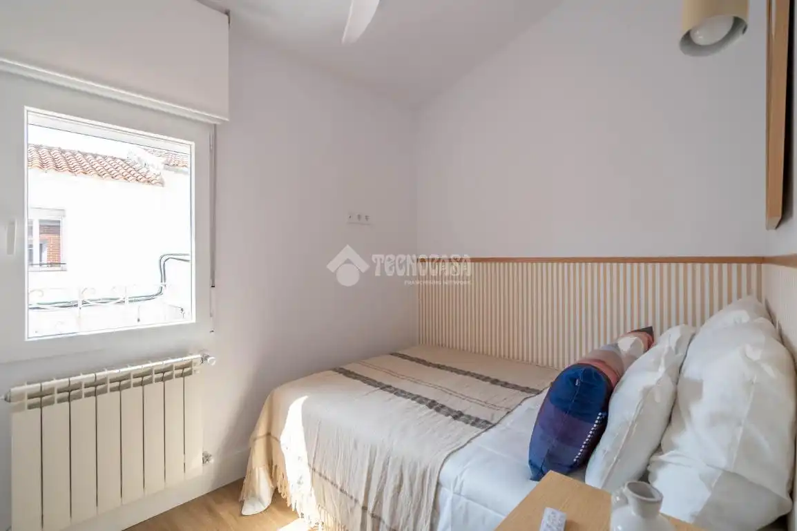 Dormitori de Casa adosada en venda en Madrid amb Calefacció, Terrassa i Alarma