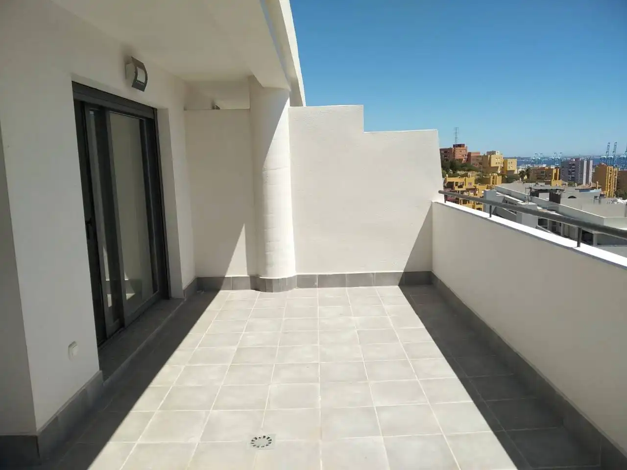 Terraza de Ático de alquiler en Algeciras con Terraza y Piscina comunitaria