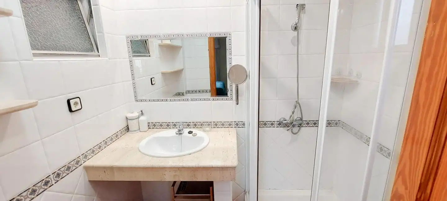 Baño de Piso de alquiler en Elche / Elx con Amueblado y Balcón