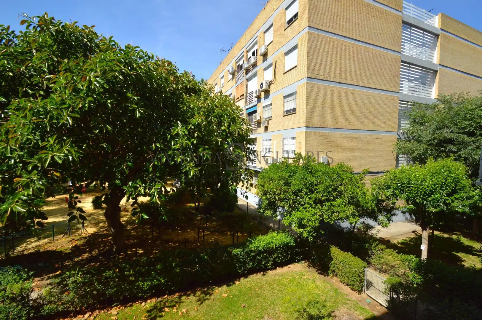 Außenansicht von Wohnung zur Miete in Sevilla mit Klimaanlage, Privatgarten und Terrasse
