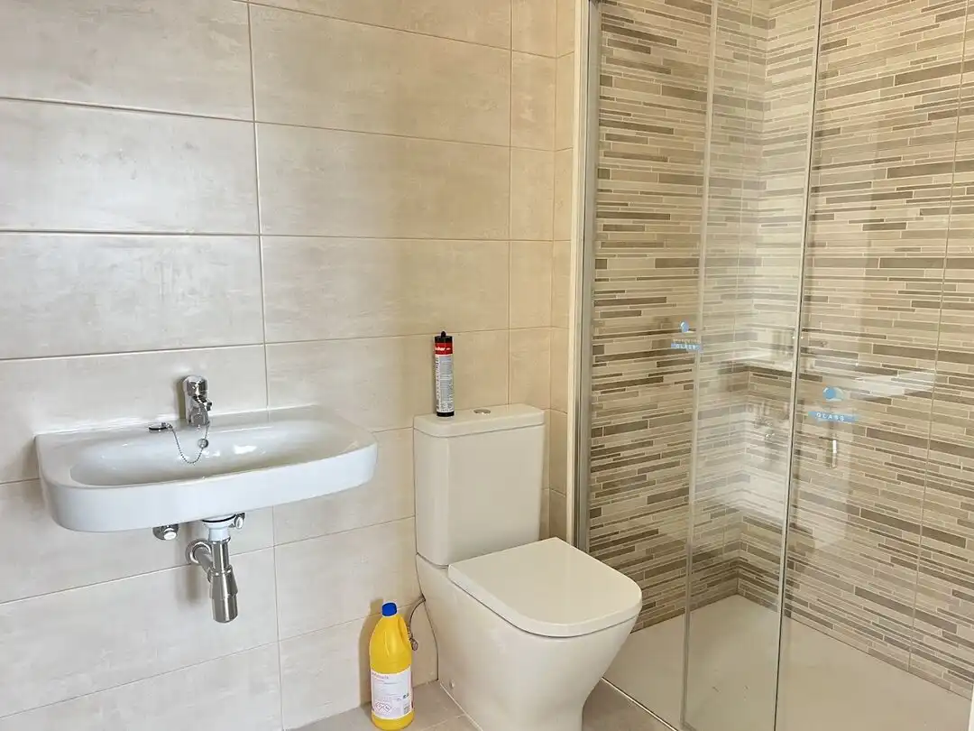 Badezimmer von Wohnung zur Miete in Siero mit Klimaanlage, Heizung und Terrasse