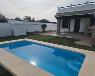 Schwimmbecken von Einfamilien-Reihenhaus miete in Conil de la Frontera mit Klimaanlage, Heizung und Schwimmbad