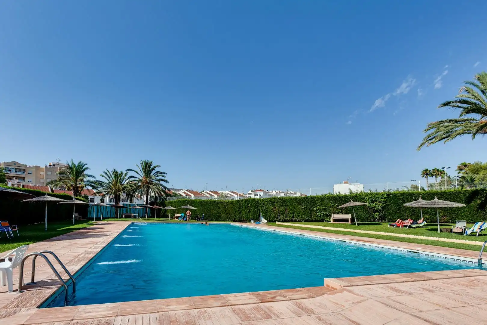 Piscina de Casa o xalet en venda en Torrevieja amb Aire condicionat, Jardí privat i Terrassa