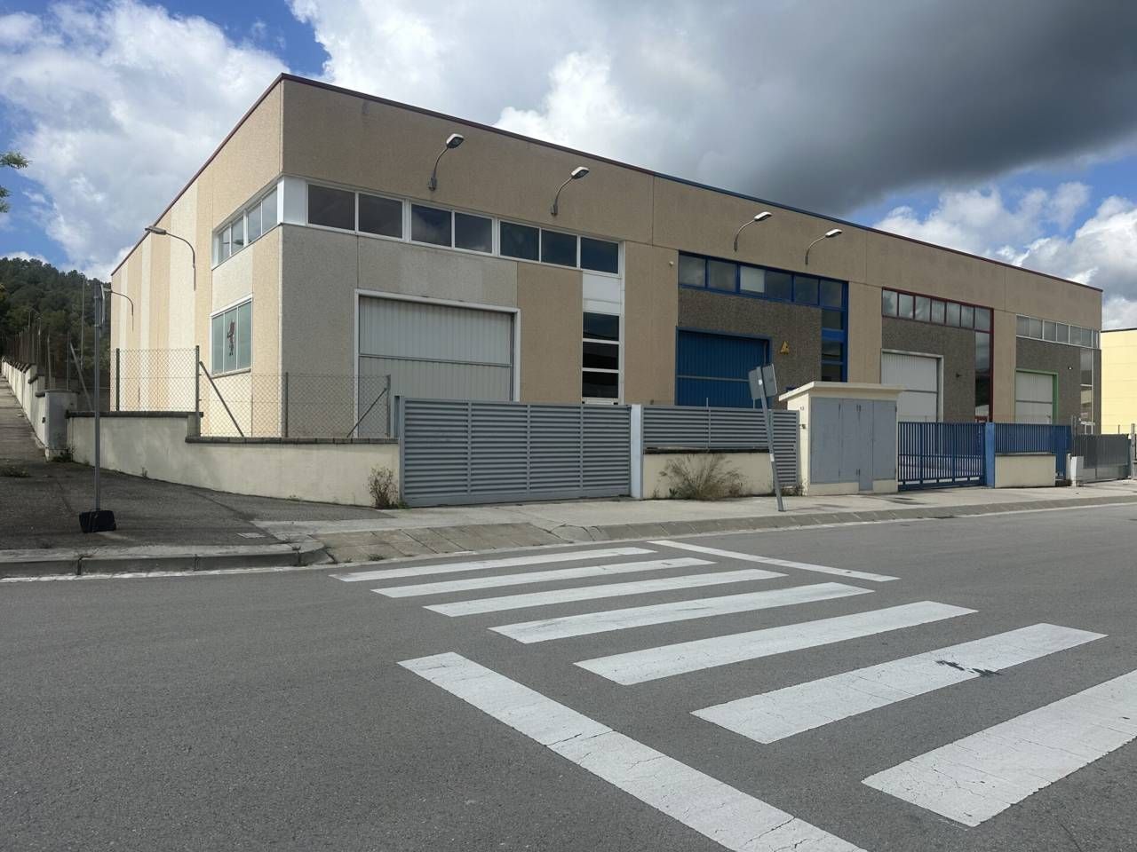 Vista exterior de Nau industrial de lloguer en Sant Quintí de Mediona amb Alarma