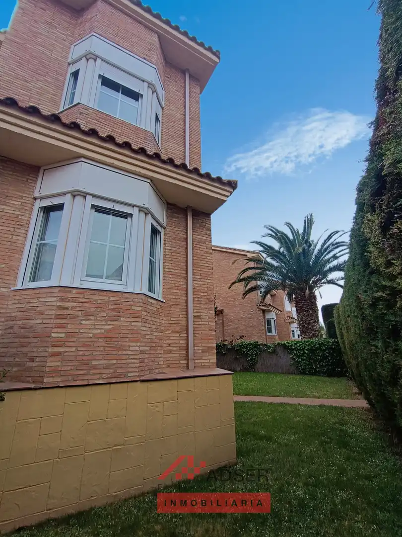Vista exterior de Casa o xalet en venda en  Logroño amb Aire condicionat, Calefacció i Jardí privat